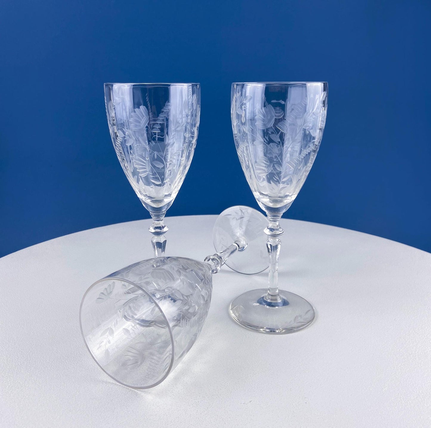 Daisy Motif Wine Goblets. Set of 5 Timeless Glasses. Dining Room Table Decor. Modern Farmhouse. Collectible Glassware. Gift for Him or Her.